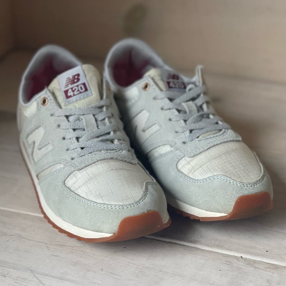 New Balance 420 athletic shoes